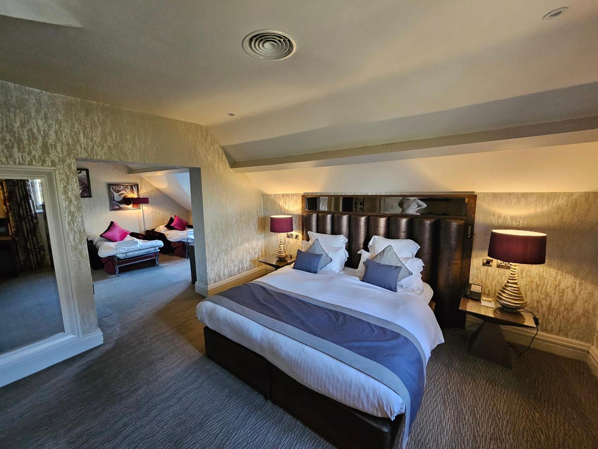 Grosvenor Pulford Hotel & Spa Exteriör bild