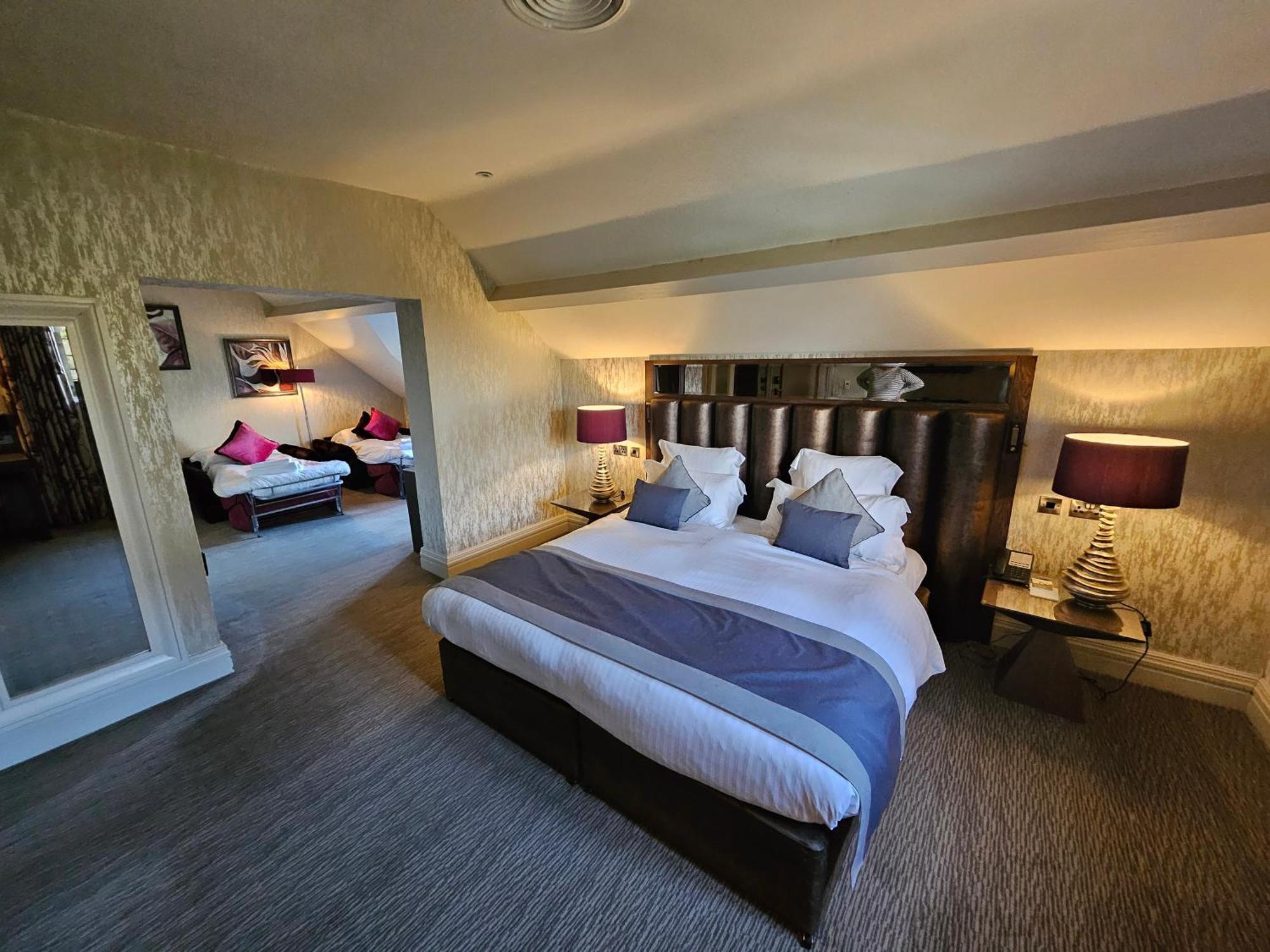 Grosvenor Pulford Hotel & Spa Exteriör bild